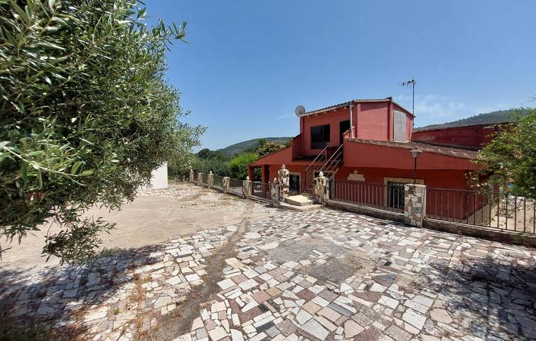 Casa de vacaciones para 10 personas, con terraza además de jardín y piscina - 1