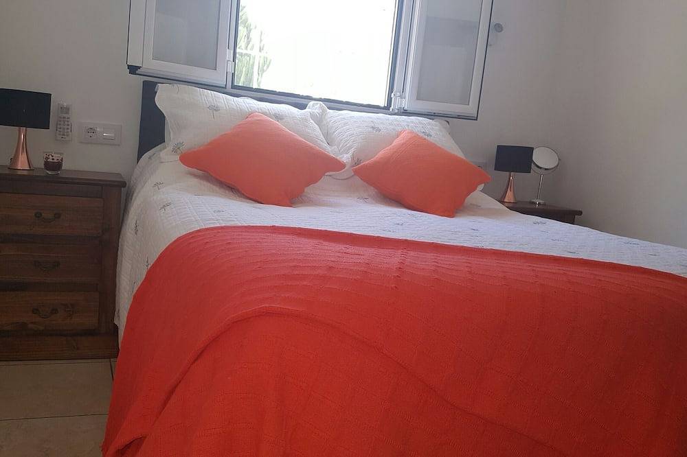 Excelente villa de 2 dormitorios, moderna, Moraira, aire acondicionado gratuito / Wifi gratis. in Teulada, Costa Blanca