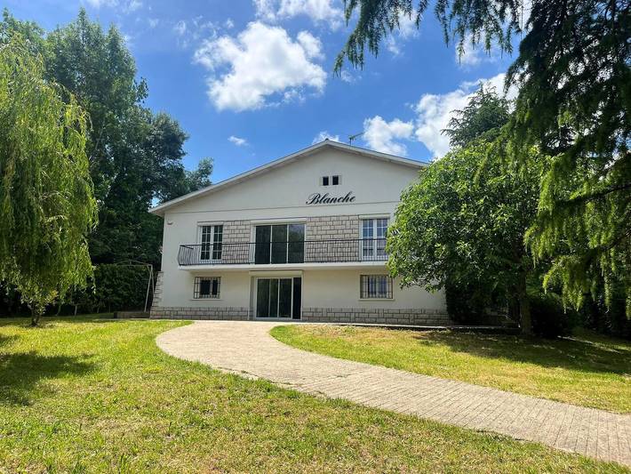 Gîte pour 14 personnes, avec piscine