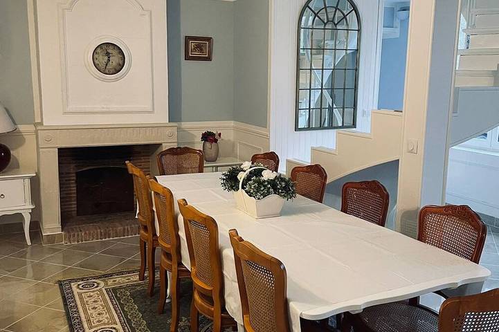 Gîte pour 10 personnes, avec terrasse et jardin à Méry-Corbon