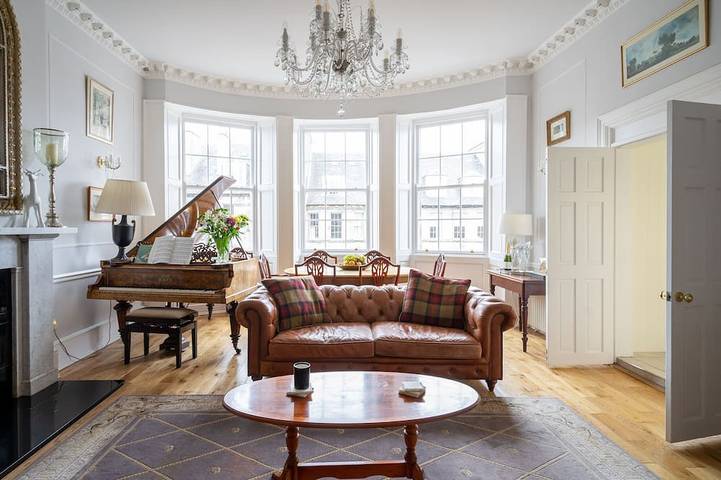 Holiday home for 13 people in Edinburgh