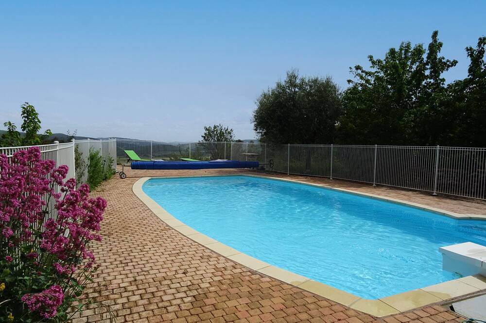 Maison de vacances avec piscine en pleine campagne, calme assuré in La Rochegiron, Région de Forcalquier