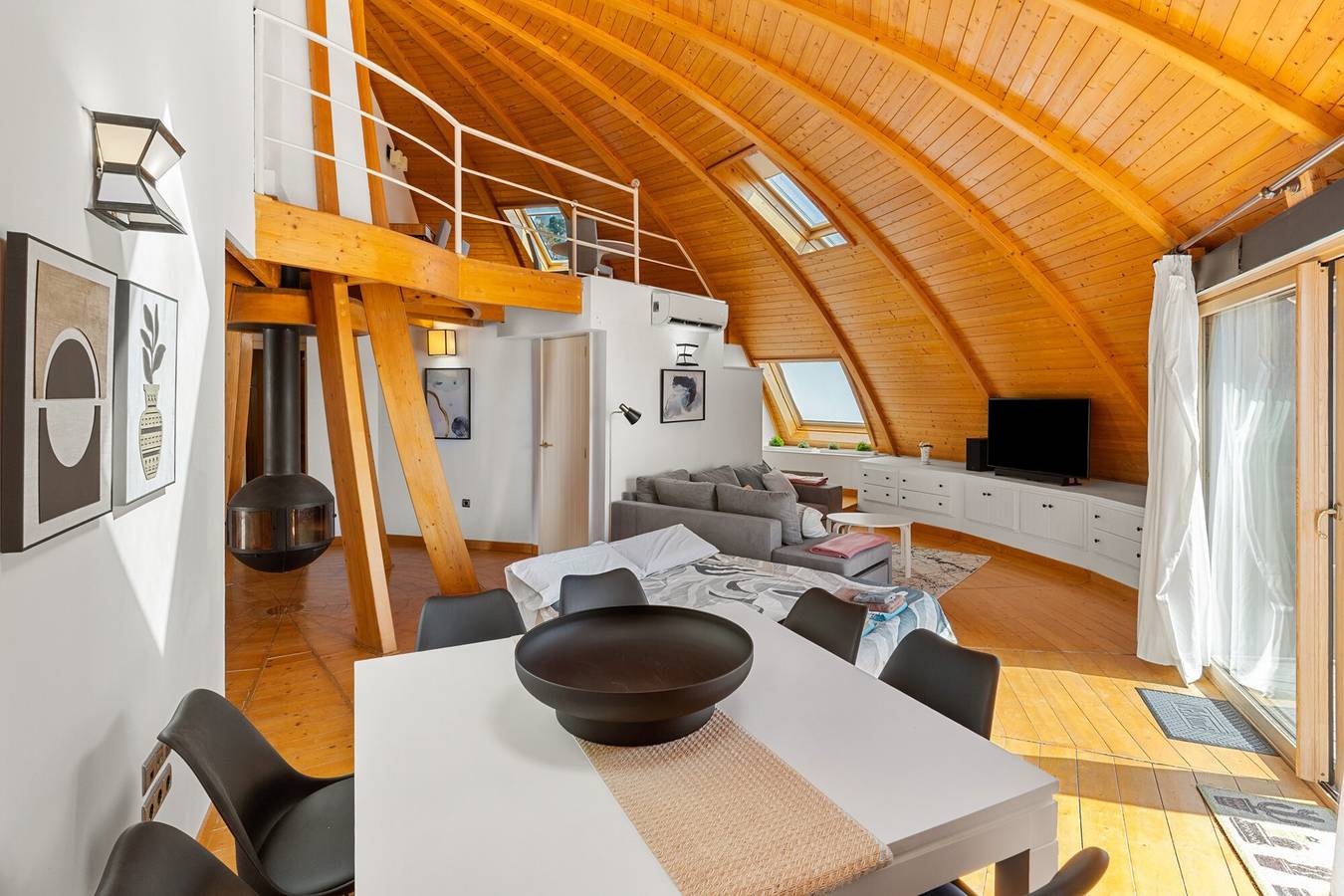 Casa de Férias 'Iglu' com Vista Mar, Wi-Fi e Ar Condicionado in La Capellania, Benalmádena