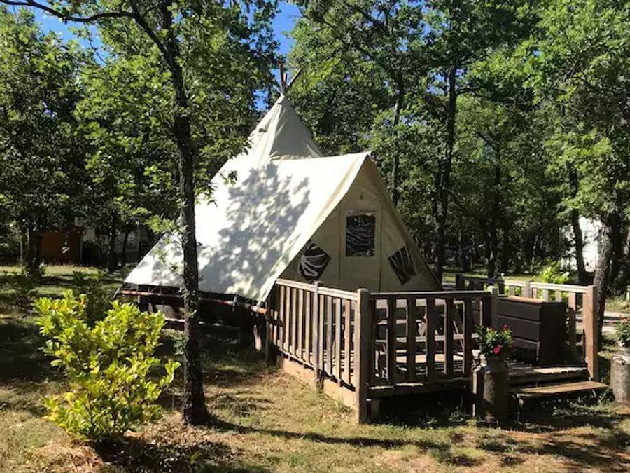Flower Camping Jas du Moine - Tente 4 personnes - Tipi Standard 12m² - 2 chambres (sans sanitaires) + Terrasse in Salignac, Région de Forcalquier
