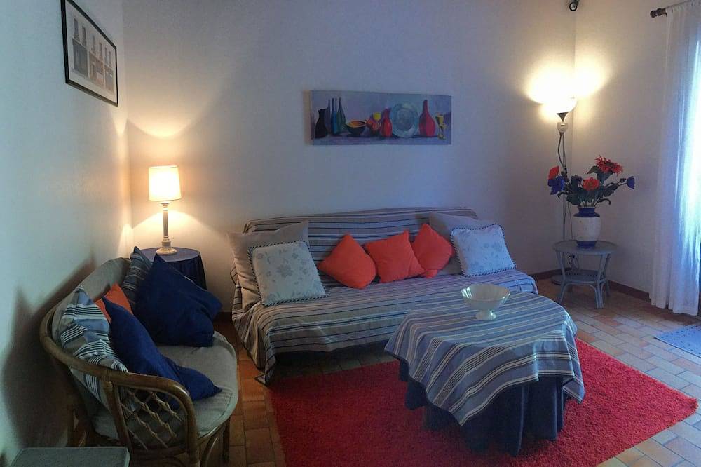 Casa rural en Quiet Hilltop Hamlet - Un área de viñedos con impresionantes vistas in Saint-Fort-sur-Gironde, Región de Jonzac