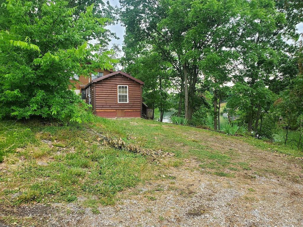 Beautiful Tiny Home log cabin on the lake - Perfect for a couples getaway! in Douglas Lake