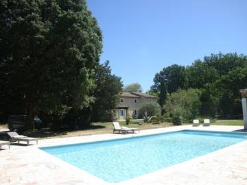 Chambre d’hôte pour 4 personnes, avec terrasse et vue ainsi que jardin et piscine à Eygalières