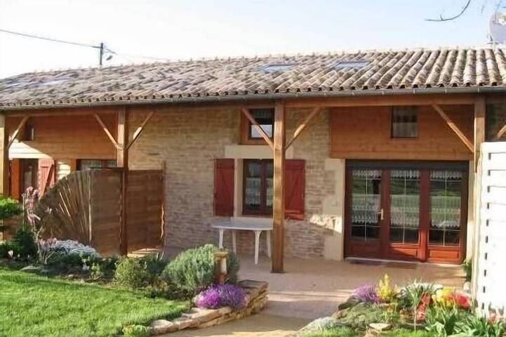 Gîte pour 6 personnes, avec jardin et terrasse à Lezay