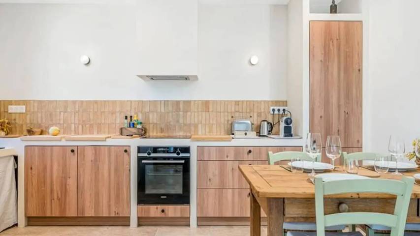 Gîte pour 7 personnes, avec Terrasse ainsi que Jardin et Piscine à Lourmarin - 2