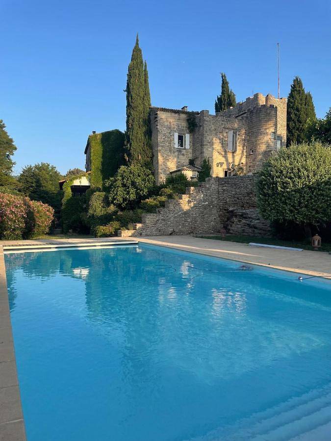 Location de vacances pour 25 personnes, avec piscine ainsi que sauna et balcon à Sanilhac-Sagriès