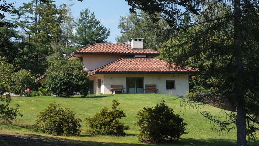 Location de vacances pour 8 personnes, avec jacuzzi ainsi que jardin et piscine, animaux acceptés à Brovello-Carpugnino - 2