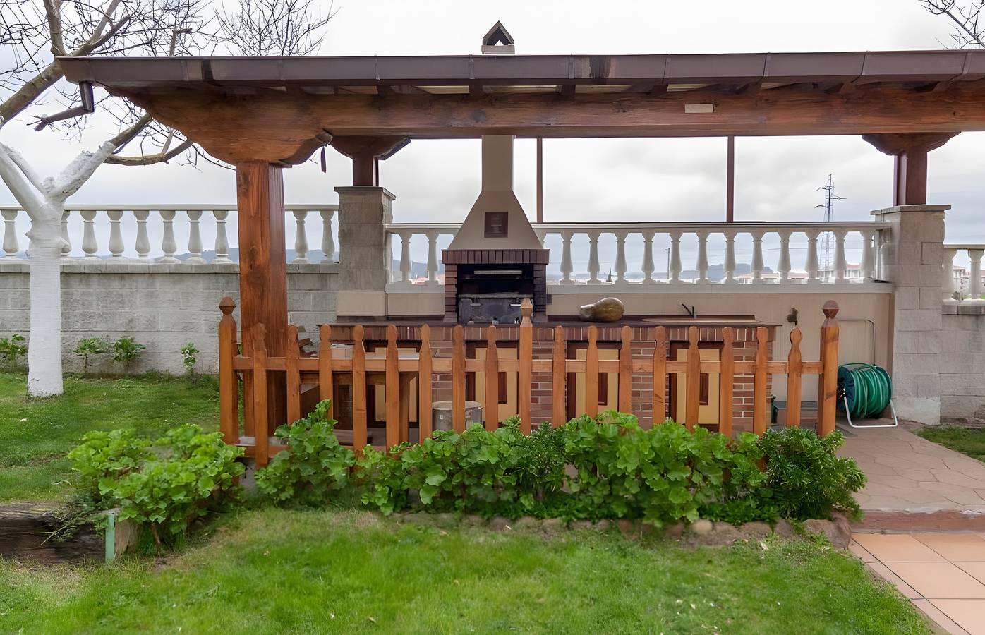 „Alojamientos Marte Zimmer 4“ mit gemeinsamer Terrasse und Garten in Torrelavega, Kantabrische Küste