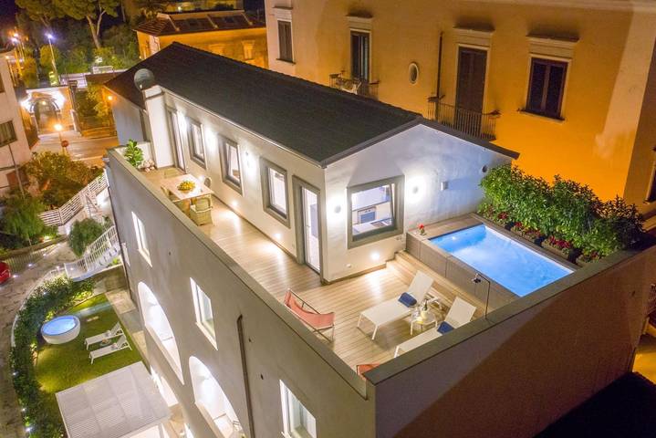 Villa per 17 persone, con Balcone/Terrazza e Giardino nonché Piscina a Sant'Agnello