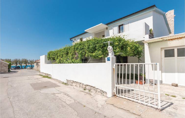 Ferienwohnung für 5 Personen, mit Terrasse in Razanac