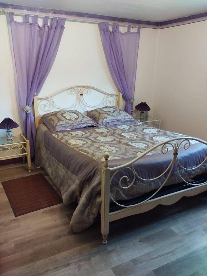 Chambre d’hôte pour 3 personnes, avec vue ainsi que piscine et jardin dans Virson