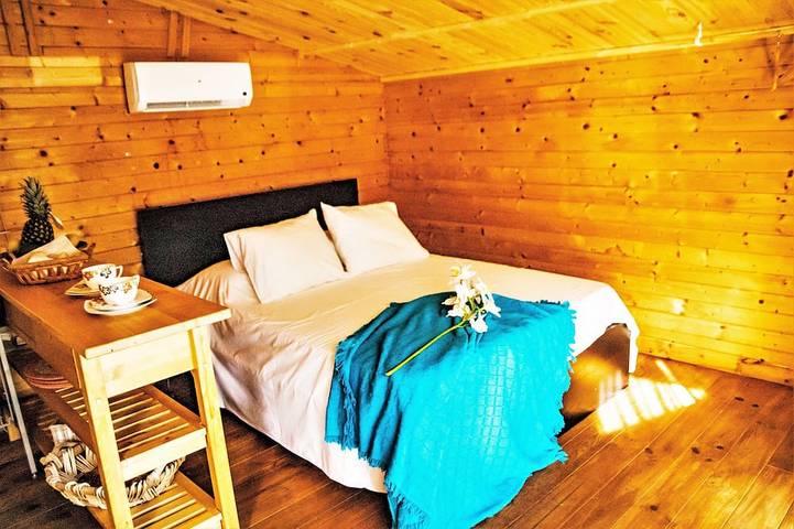 Cabaña privada de madera \"The Luv Shack\" con bañera de hidromasaje in Monda, Sierra de las Nieves