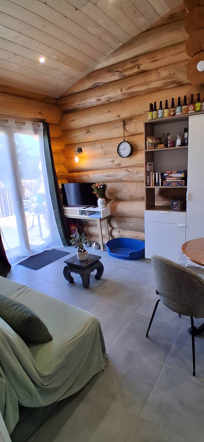 La Cabane en fuste De Maël in Saint-Mamet-la-Salvetat, Région d'Aurillac