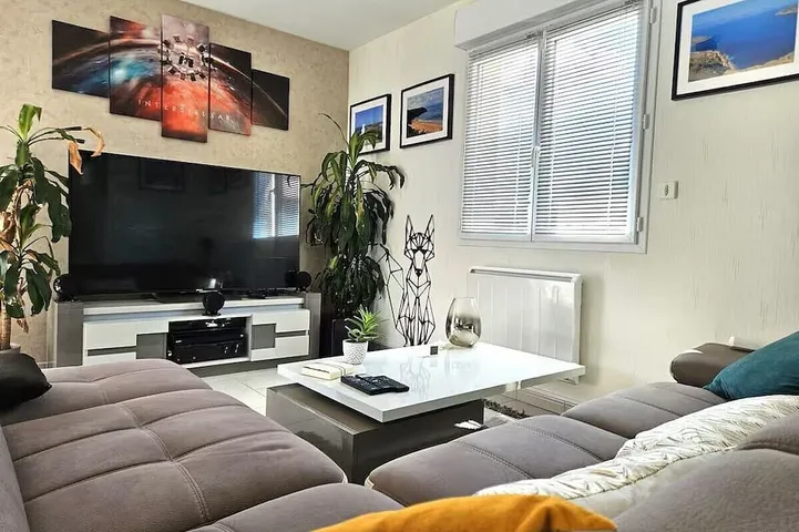 Villa 5* tout confort dans Bourg en Bresse, au calme avec piscine privée. in Bourg-en-Bresse, Région de Bourg-en-Bresse