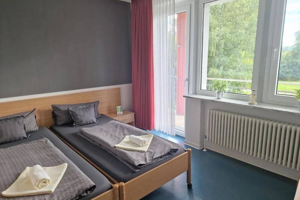 Dreibettzimmer, Dusche, Wc, Balkon - Green Night Hotel in Falkenstein, Chemnitz und Umgebung