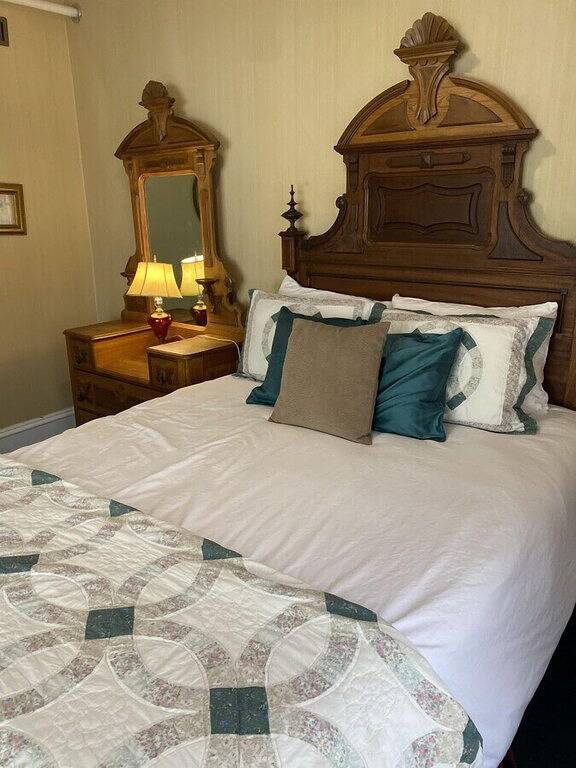 Ah #7 · Ah #7 Queen Mayo Suite w/Fridge/Micro/Shower/Tub in Wabasha, Wabasha County