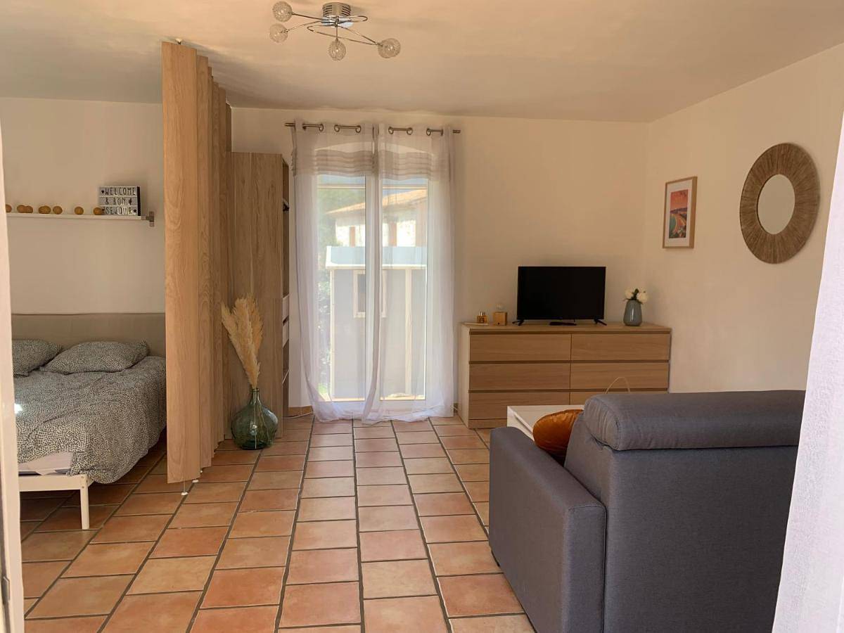 Appartement entier, Studio Apartment in Roquefort-les-Pins, Côte méditerranéenne (France)