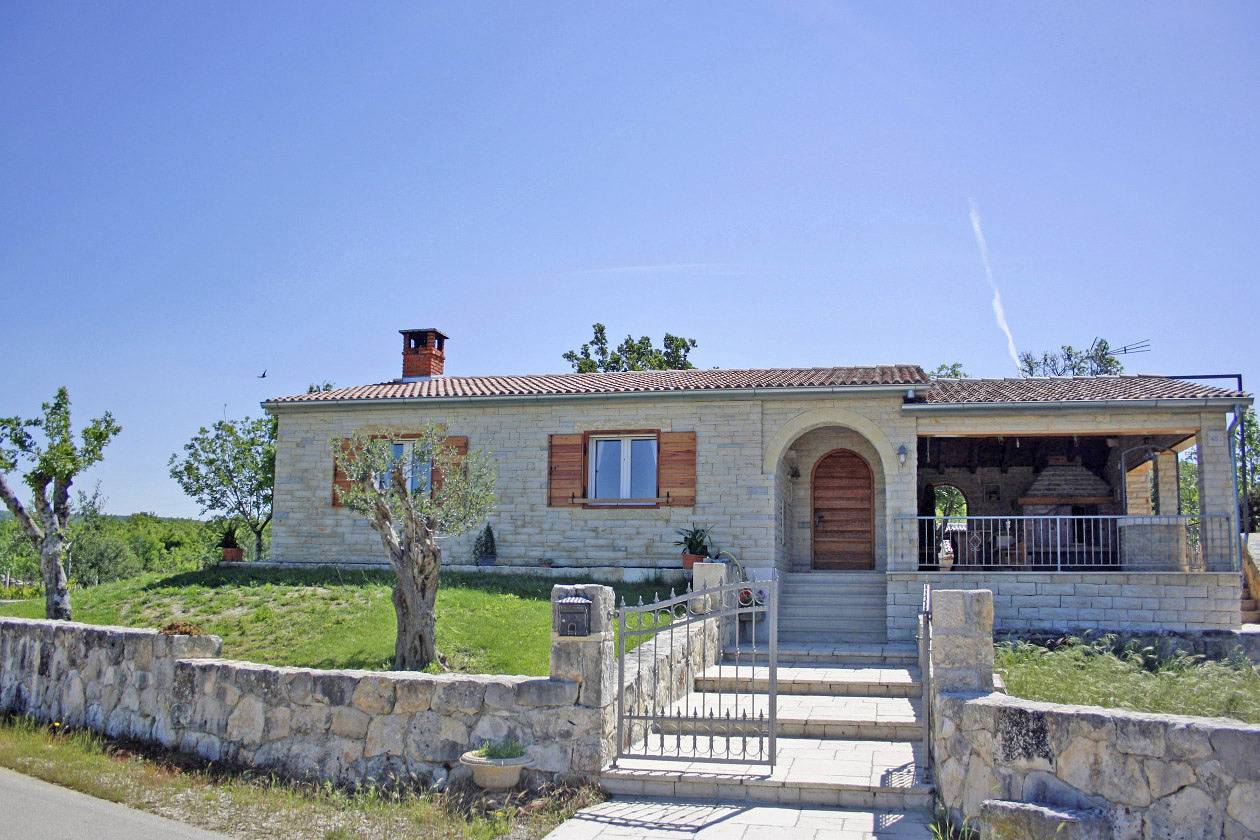 Ferienhaus Maslina * ruhige Lage, 2000 m2 Garten, privater Pool, Wlan in Grad Benkovac, Zadar