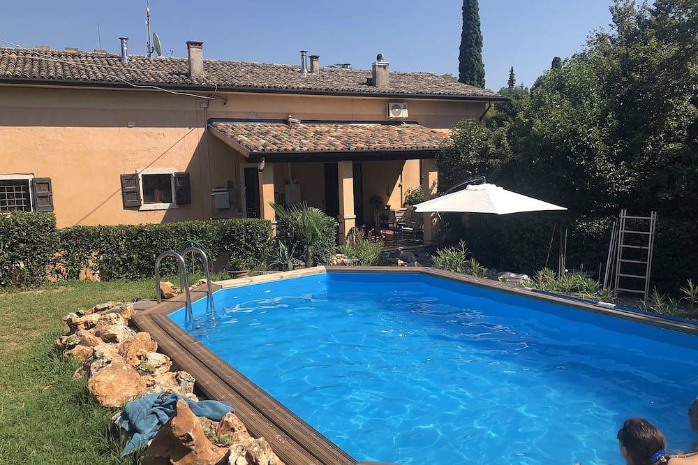 Ganze Wohnung, Villa Nogarola - private pool and garden in Caprino Veronese, Gardasee-Berge