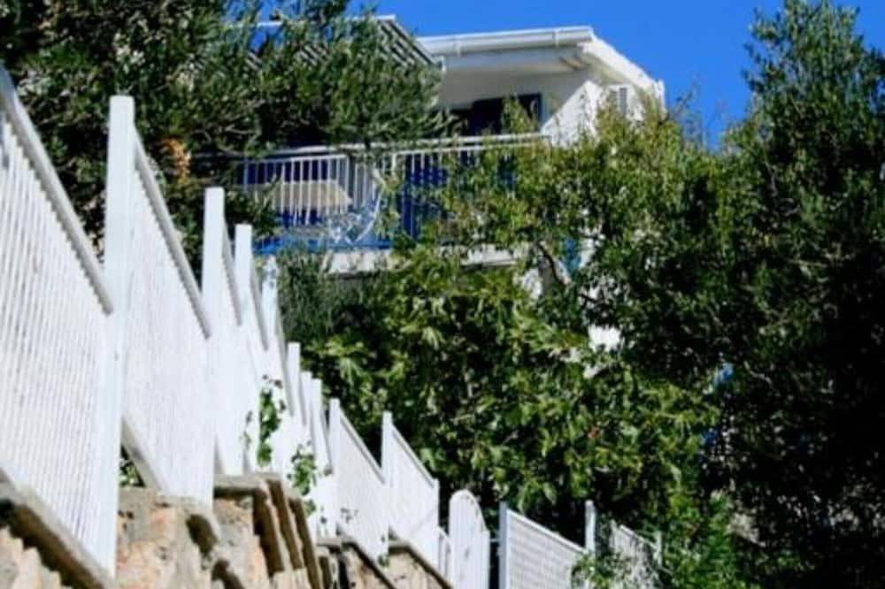 Ganze Wohnung, Apartments Mediterraneo Blues - Two bedroom apartment with sea view (Lavanda) in Dalmatinische Inseln
