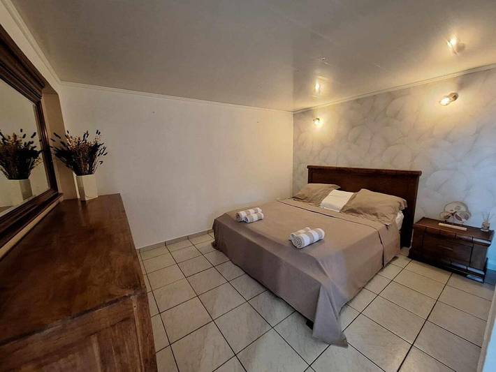 Gîte pour 4 personnes, avec vue et jardin à Sainte-Suzanne - 2