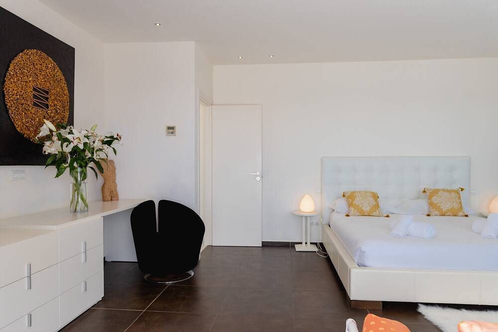 Exquisite Ibizan Villa I Sought After Location I Casa Marisol I 5 Bedrooms in Cap Martinet, Santa Eulària des Riu