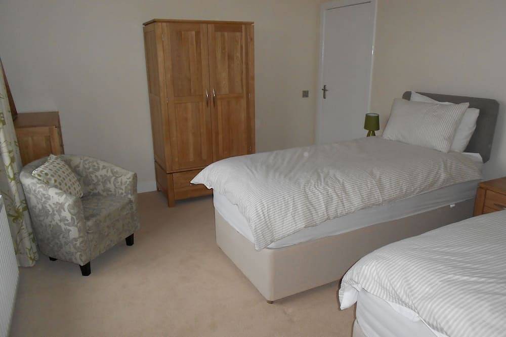 Licence No: Stb 4* Large Property & Garden, Sleeps 8. Free Wifi in Elgin, Moray