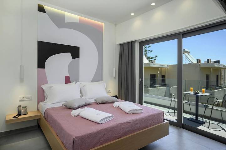 Appartement entier, Athina Suite 2 chambres 2 salles de bain avec piscine extérieure Platanias, Chania in Plataniás, Région de la Canée