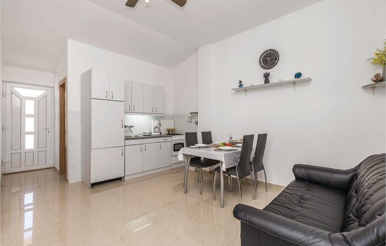Ganze Ferienwohnung, Charmantes Apartment mit Terrasse, in Strandnähe und mit kostenlosen Parkplätzen in Povljana, Pag