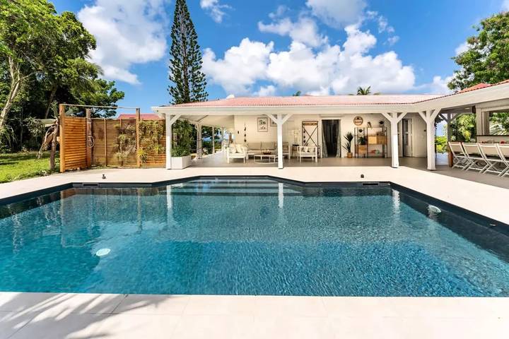 Villa pour 8 personnes, avec vue ainsi que jardin et piscine