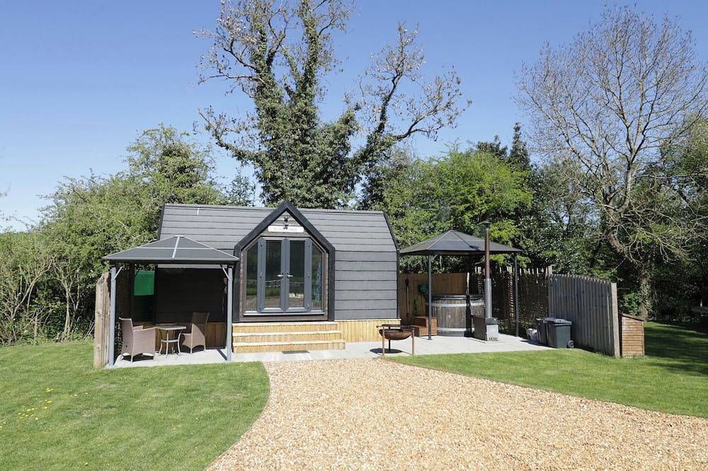 Acorn Lodge At Bridge Lake Farm & Fishery, romantic in Chacombe in Oxfordshire