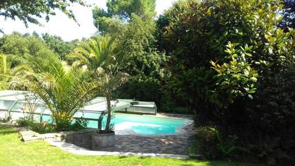 Cottage pour 2 personnes, avec piscine ainsi que jardin et terrasse à Locmaria-Plouzané