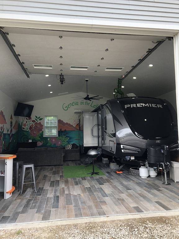 Glamorous Camping - Hot Tub - Gotl - Sunset Vacation Rentals in Geneva-on-the-Lake, Ashtabula County