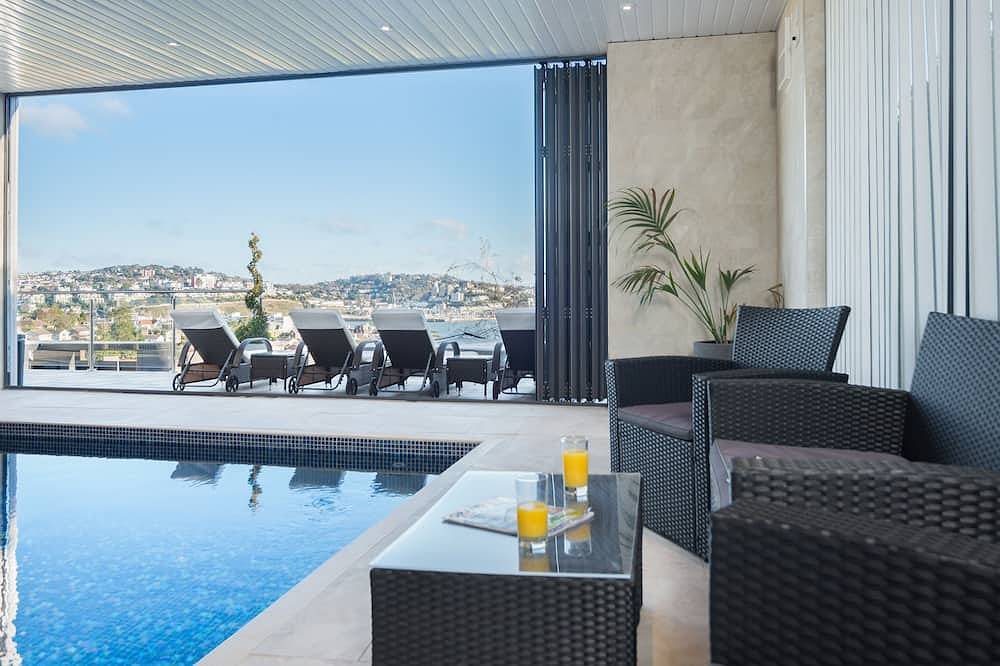 Entire apartment, Luxury Apartment - Sleeps 4 -  Spectacular Views with Private Pool and Hot Tub in Torquay, Torbay