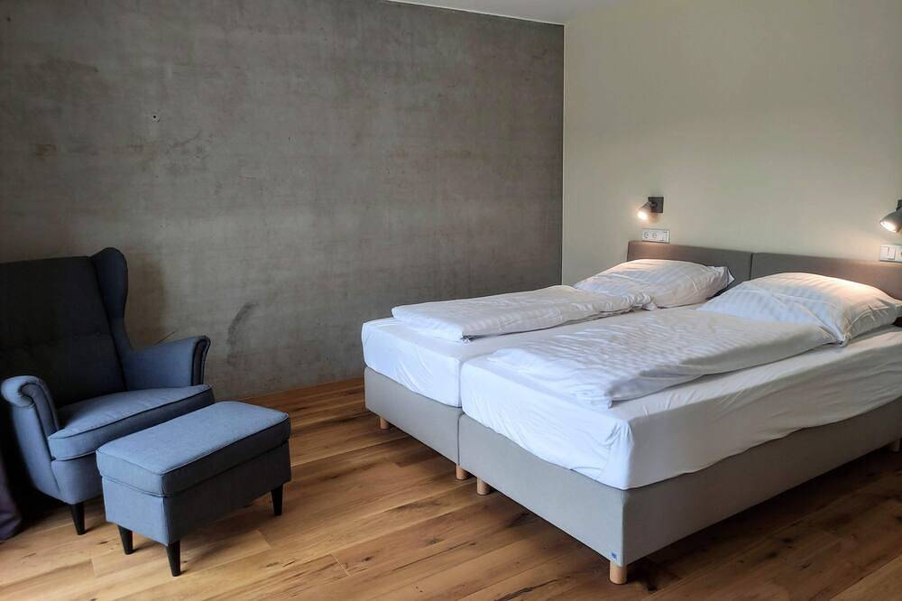 Ganze Wohnung, Erdhausapartment Ost \"Die außergewöhnlich und besondere Unterkunft\" in Wiesentheid, Fränkisches Weinland