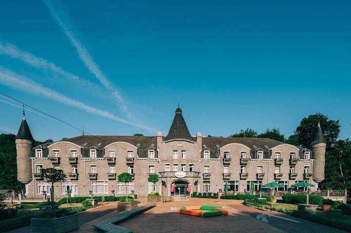 Hotel voor 6 personen, with Balkon and Terras as well as Zwembad and Uitzicht in Provincie Luxemburg