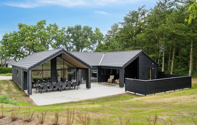 Ferieudlejning for 14 personer, med Terrasse og Have samt Sauna i Rude Strand