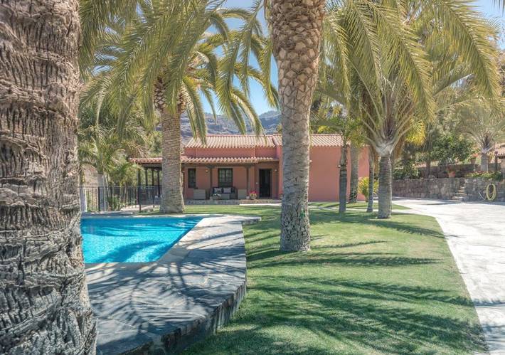 Gîte pour 12 personnes, avec Terrasse ainsi que Jardin et Piscine