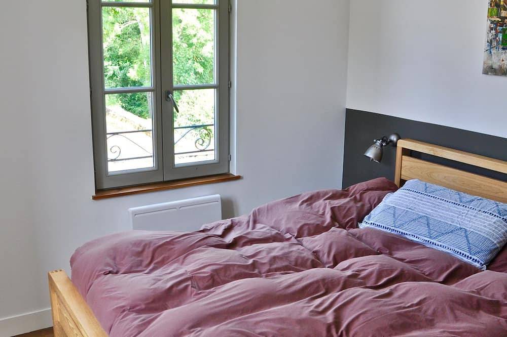 Confortable maison familiale à l'entrée du village médiéval in Noyers, Region Avallon