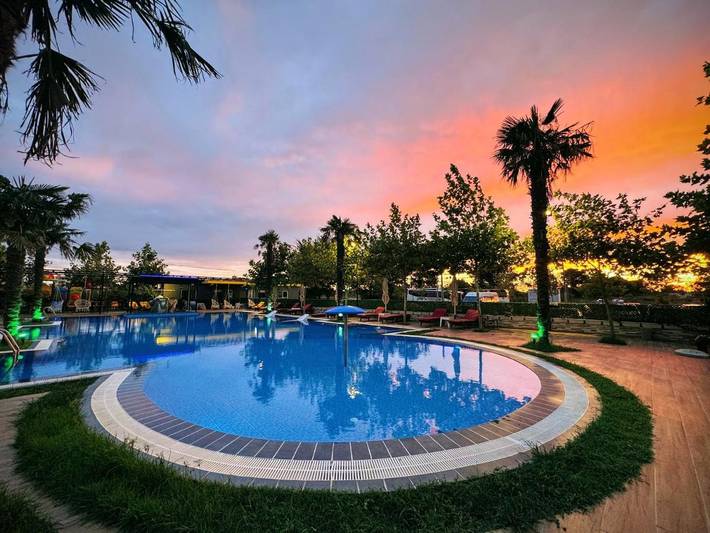 Hôtel pour 2 personnes, avec piscine et jardin ainsi que bassin pour enfant et vue