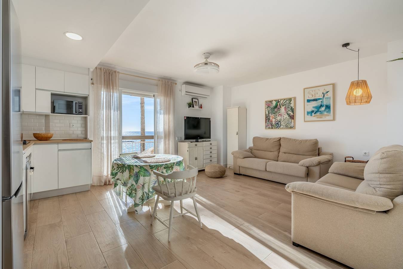 Appartement entier, Appartement 'Primera Linea De Playa' avec vue sur la mer, Wi-Fi et climatisation in Motril, Costa Granadina