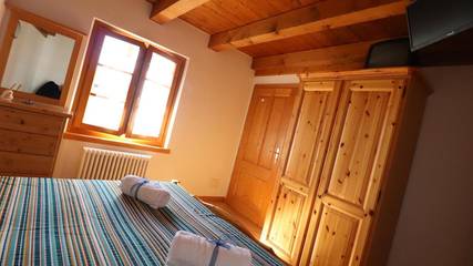 Cottage pour 2 personnes, avec bassin pour enfant et jardin ainsi que vue et sauna, animaux acceptés à Ampezzo