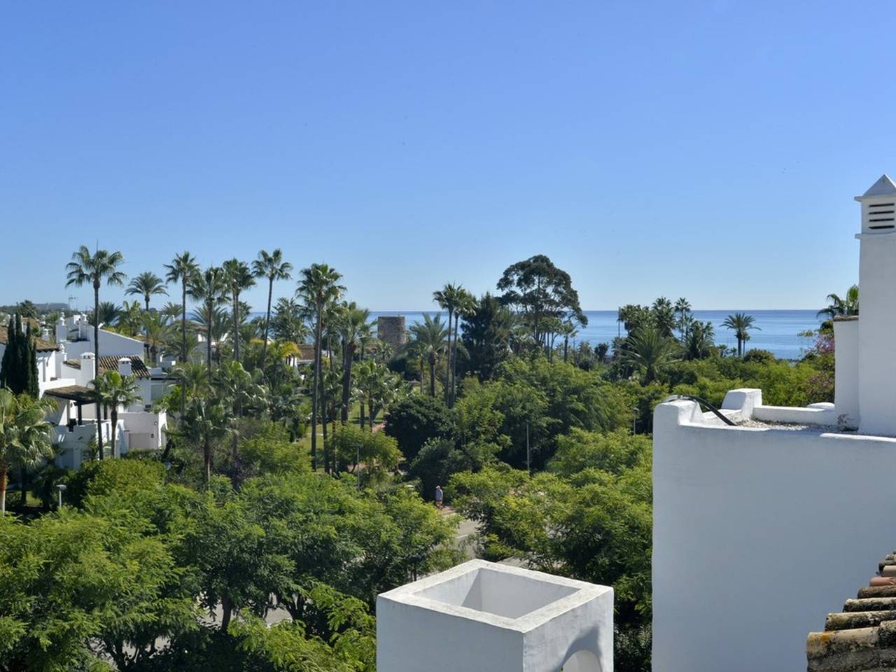 Entire apartment, Beachfront Apartment in Estepona for 6 - Pool, Garden, Wi-Fi, A/C, Parking, and More! in Saladillo Benamara, Estepona