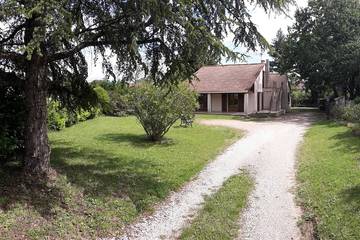 Gîte pour 8 personnes, avec jardin ainsi que jacuzzi et terrasse à Quissac