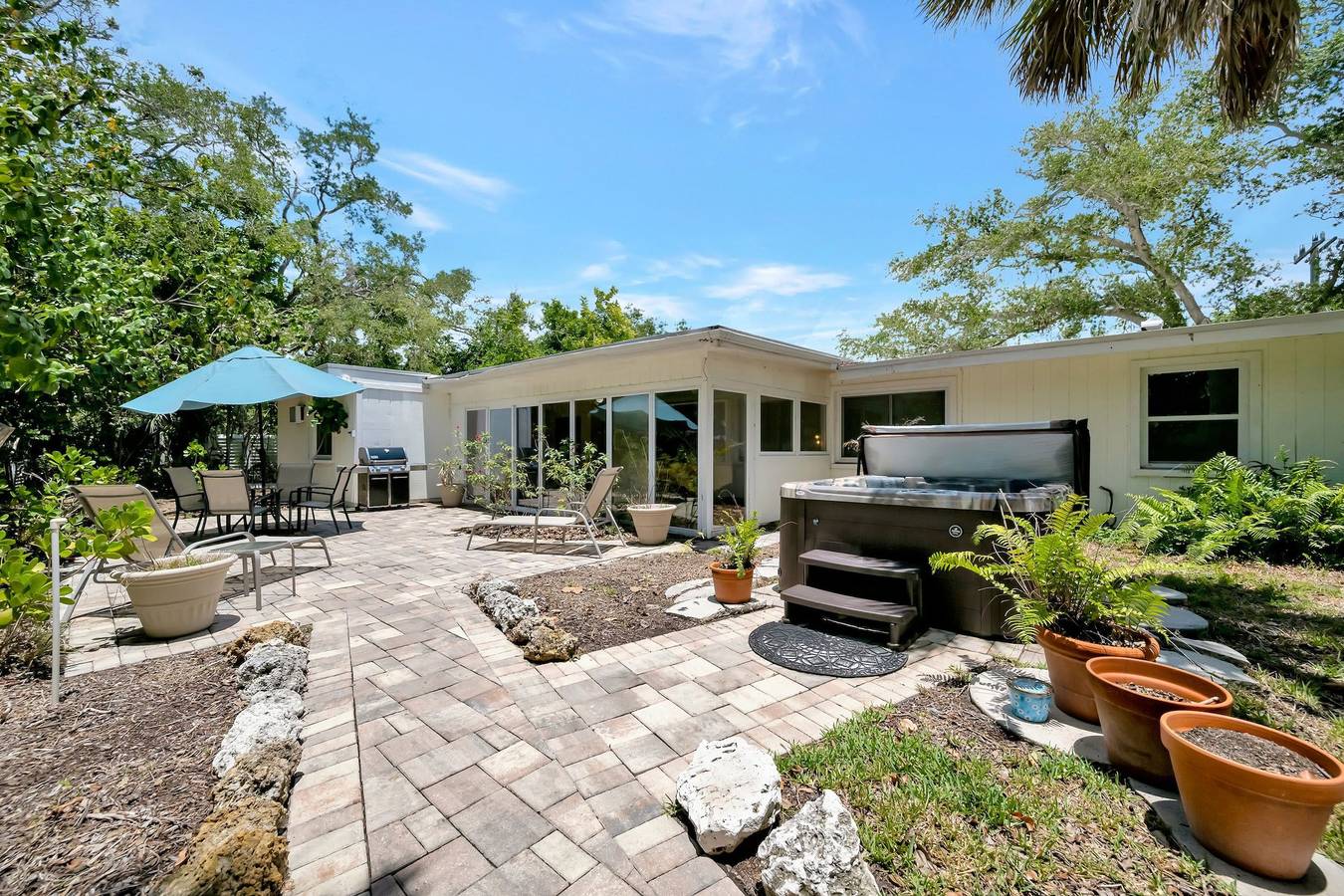 Coastal Home w  Hot Tub  Firepit and Music Lounge in Siesta Key Beach, Siesta Key