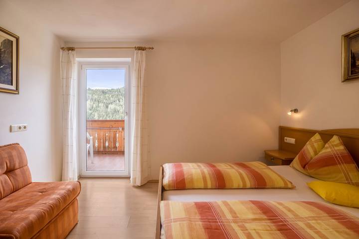 Entire apartment, Vacation Apartment "Gitschbergblick" close to Skiing & Hiking Areas with Mountain View & Wi-Fi in Margen, Terenten